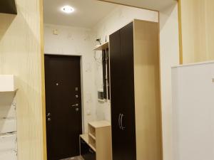 a bathroom with a black door and a mirror at Loft na jubilee 66 in Reutov