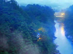 una vista aérea de un río con un puente en Kyousen, en Iida