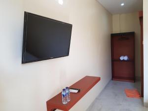 Praba Guesthouse的电视和/或娱乐中心