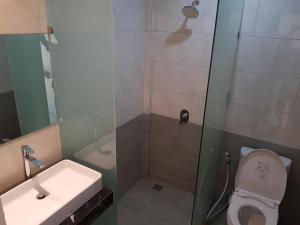 Praba Guesthouse的一间浴室