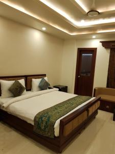 1 dormitorio con 1 cama grande en una habitación en Hotel Banaras Haveli, en Varanasi