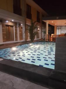 Praba Guesthouse内部或周边的泳池
