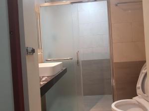 Praba Guesthouse的一间浴室