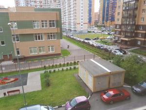 a view of a city with cars parked in a parking lot at Loft na jubilee 66 in Reutov