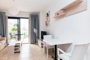 salon z białym stołem i krzesłami w obiekcie Popular Complex w mieście Los Cristianos