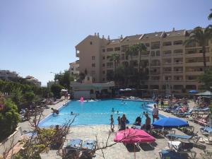 grupa osób w basenie w hotelu w obiekcie Popular Complex w mieście Los Cristianos