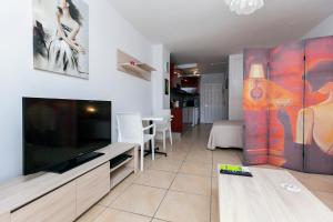 salon z dużym telewizorem z płaskim ekranem w obiekcie Popular Complex w mieście Los Cristianos