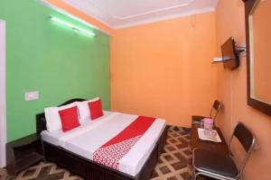 Tempat tidur dalam kamar di Cheerful & delight stay in Shimla
