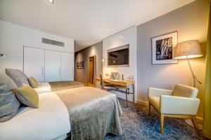 Apex City of Bath Hotel في باث: غرفة في الفندق مع سرير ومكتب