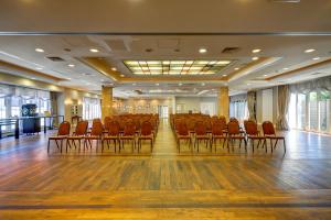 Duży pokój z krzesłami i duży pokój z w obiekcie Hotel Afrodyta Business & Spa w mieście Radziejowice