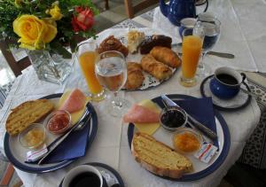 una mesa cubierta con platos de comida y bebida para el desayuno en Archontiko Elda en Agios Dimitrios