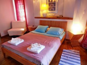 A bed or beds in a room at Ilios Studios Még 25 kép