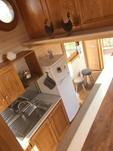 - Vistas a una cocina con nevera en TINY HOUSE & SPA en Faycelles