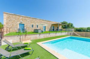 マリア・デ・ラ・サルにあるEs Gassonsのプールと家のあるヴィラ