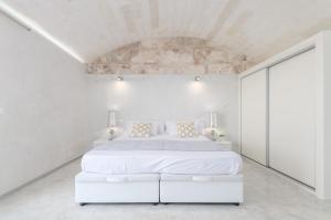 マリア・デ・ラ・サルにあるEs Gassonsの白いベッドとレンガの壁が備わる白いベッドルーム1室 +54枚の写真