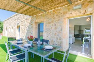 a dining room with a table and chairs at Es Gassons in Maria de la Salut