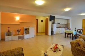 Il comprend un grand salon avec une table et une cuisine. dans l'établissement Apartment Nada with Private Pool, à Buzet