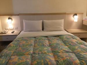 Un pat sau paturi într-o cameră la Goshen Hotel