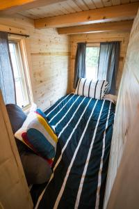 ein Schlafzimmer in einem Blockhaus mit einem Bett in der Unterkunft Mount Hood Village Atticus Tiny House 8 in Welches