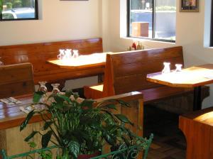 un restaurant avec des bancs et des tables en bois et une plante dans l'établissement Mount Hood Village Savannah Tiny House 4, à Welches