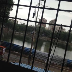 Výhled na řeku, která protéká v blízkosti hostelu + 19 fotografií