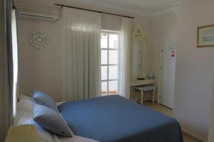 Postel nebo postele na pokoji v ubytování Fowlers Hotel