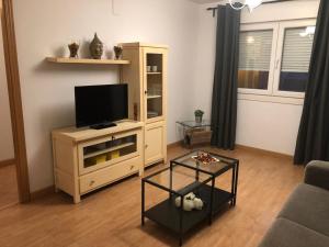 a living room with a tv and a entertainment center at Apartamento en la Sierra in Arenas de San Pedro