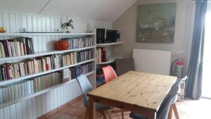 Knihovna v apartmánu