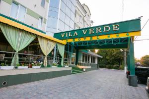 a building with a sign that reads viva yerride at Vila Verde in Chişinău