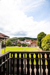 einen Balkon mit Parkblick in der Unterkunft Landgasthof Hotel Will in Neuenstein