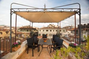 a patio with a table and chairs on a balcony at Bed & Breakfast Il Bargello in Florence