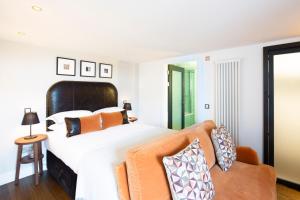 Tempat tidur dalam kamar di Cheval The Edinburgh Grand