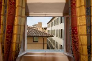 una ventana abierta con vistas a la ciudad en Bed & Breakfast Il Bargello, en Florencia
