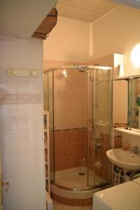 uma casa de banho com um chuveiro e um lavatório. em le lagon bleu - Fréjus em Fréjus