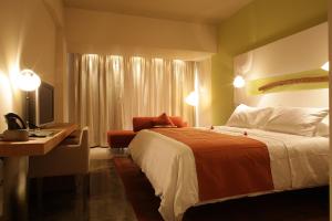 E-Hotel Larnaca Resort & Spa tesisinde bir odada yatak veya yataklar