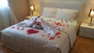 Un dormitorio con una cama con flores rojas. en Shamakhy Sport Villas, en Şamaxı