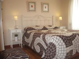 1 dormitorio con 1 cama grande y 2 mesitas de noche en PUERTO DEPORTIVO CENTRO wifi en Gijón