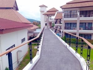 Green Lake Resort - SHA Extra Plus Certified的阳台或露台