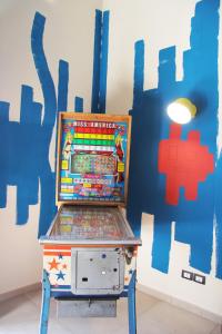 una vieja máquina de pinball frente a una pared en Urban Pop 2 BnB, en Catania