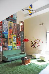 salon z zieloną kanapą i zielonym dywanem w obiekcie Urban Pop 2 BnB w Katanii