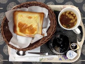 ein Korb mit einem Stück Brot und einer Tasse Suppe in der Unterkunft ホテルオリジン Hotel Origin 男塾ホテルグループ in Hiroshima