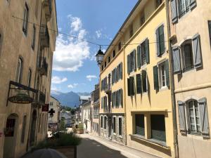 un callejón en un casco antiguo con edificios en Résidence Richelieu, en Barèges