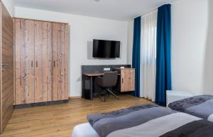 TV a/nebo společenská místnost v ubytování Landhotel Zum Adler