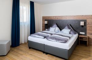 Postel nebo postele na pokoji v ubytování Landhotel Zum Adler