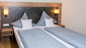 Postel nebo postele na pokoji v ubytování Landhotel Zum Adler