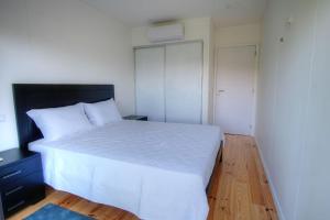 Un pat sau paturi într-o cameră la Quinta de Silharezes, Lda