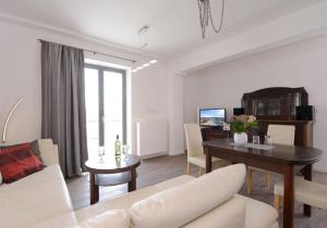a living room with a couch and a table at Appartment Ferienwohnung mit großer Terrasse Ohlerich Speicher Wismar in Wismar