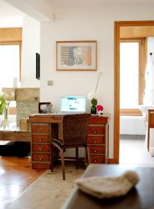 シャモニー・モンブランにあるAran Apartment - Chamonixのノートパソコン付きのデスクが備わる客室です。