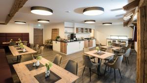 Kuchyň nebo kuchyňský kout v ubytování Landhotel Zum Adler