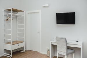 Televízia a/alebo spoločenská miestnosť v ubytovaní Elysium B&B